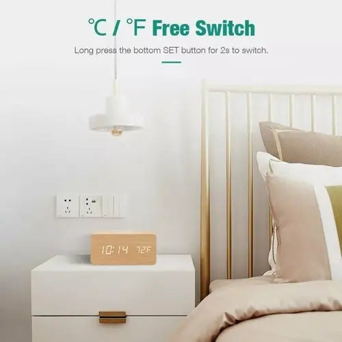 Sveglia digitale in legno con base di ricarica per telefono wireless -- Digital Alarm Clock with Wireless Phone